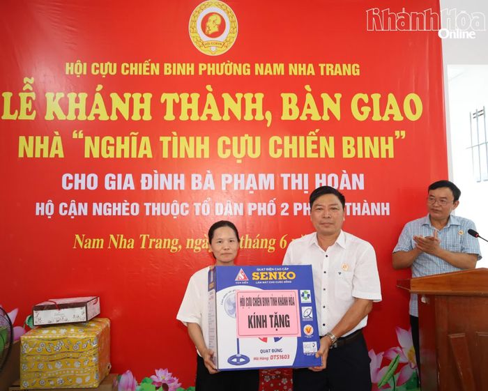 Lãnh đạo Hội Cựu chiến binh tỉnh tặng quà cho gia đình.