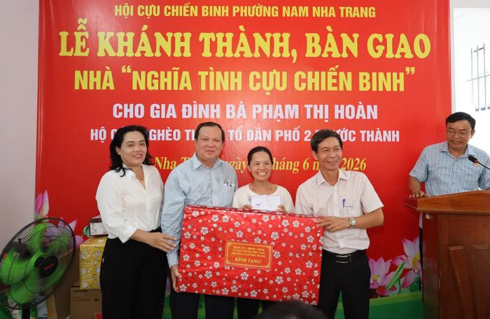 Lãnh đạo phường Nam Nha Trang tặng quà cho gia đình.