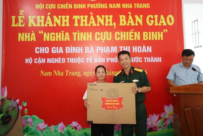 Các đơn vị, doanh nghiệp, mạnh thường quân tặng quà cho gia đình.