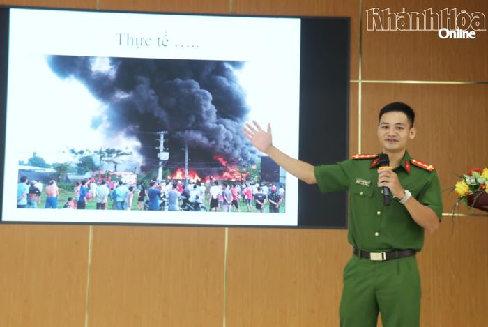 Cán bộ Phòng Cảnh sát phòng cháy chữa cháy và cứu nạn, cứu hộ phổ biến kiến thức, kỹ năng xử lý tình huống cháy, thoát nạn và cứu người bị nạn.