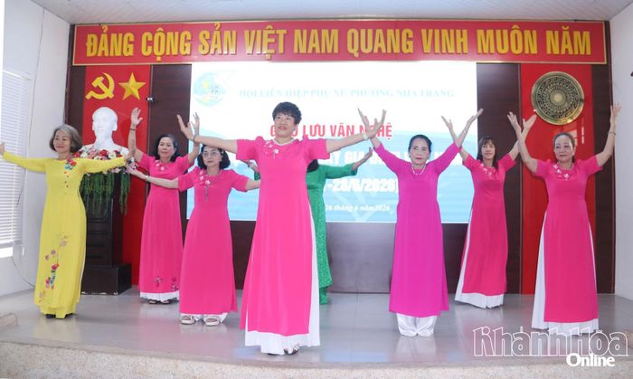 Một tiết mục dân vũ do phụ nữ phường Nha Trang biểu diễn.