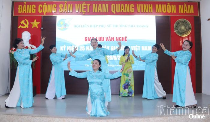 Một tiết mục văn nghệ tại buổi giao lưu.