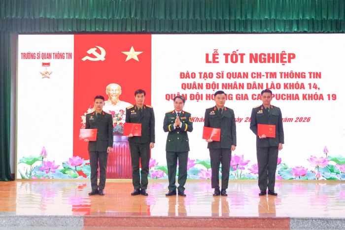 Lãnh đạo nhà trường trao bằng tốt nghiệp cho học viên Quân đội nhân dân Lào.