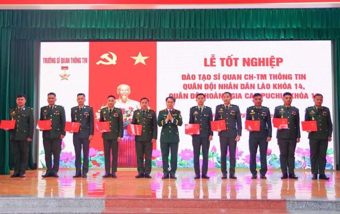Lãnh đạo nhà trường trao bằng tốt nghiệp cho học viên Quân đội Hoàng gia Campuchia.