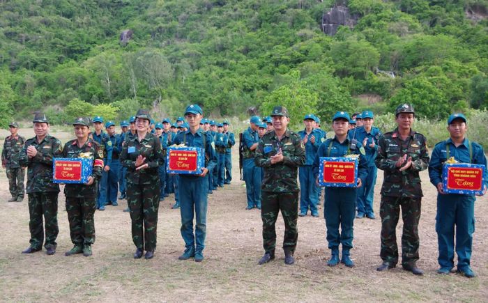 Ban tổ chức diễn tập xã Cam Lâm tặng quà, biểu dương các lực lượng tham gia diễn tập nội dung thực binh.