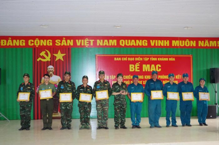 Ban tổ chức diễn tập xã Cam Lâm trao giấy khen cho các cá nhân.