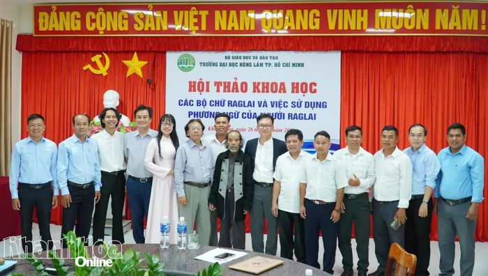 Các đại biểu tham gia hội thảo chụp hình lưu niệm.