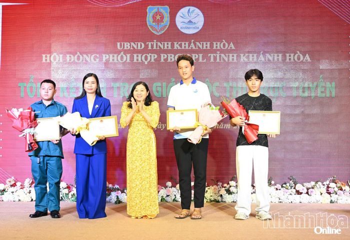 Các cá nhân được nhận giải ba.