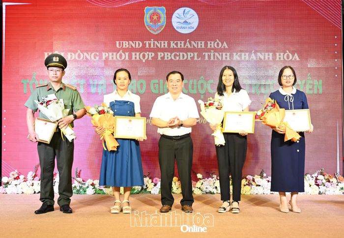 Các tập thể được nhận giải nhì.
