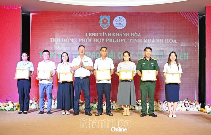 Ông Lê Thanh Tú - Phó Chánh Thanh tra tỉnh trao giải khuyến khích cho các cá nhân.