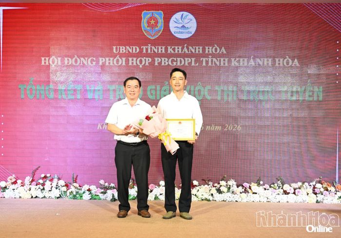 Ông Trần Văn Hiếu trao giải nhất cá nhân cho ông Nguyễn Thành Trung.