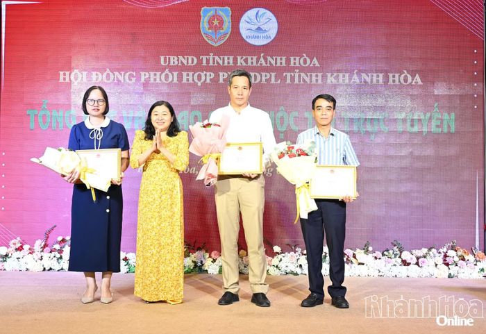 Bà Nguyễn Thụy Thanh Yên - Phó Giám đốc Sở Tư pháp, Phó Chủ tịch Hội đồng Phối hợp phổ biến, giáo dục pháp luật tỉnh, Trưởng Ban tổ chức cuộc thi trao giải ba cho các tập thể.