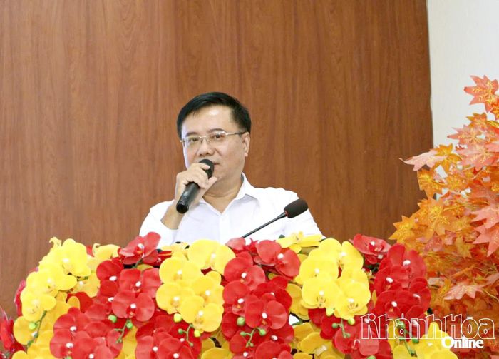 Ông Nguyễn Trung Dũng - Phó Chủ tịch Ủy ban MTTQ Việt Nam tỉnh thông tin về tình hình kinh tế - xã hội của tỉnh.