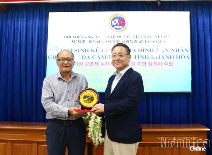 Lãnh đạo Hội Nạn nhân chất độc da cam/dioxin tỉnh Khánh Hòa tặng biểu trưng tri ân các thành viên Hội Những người Hàn Quốc yêu Việt Nam.