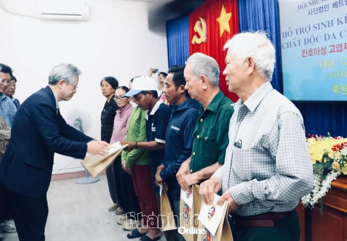 Thành viên Hội Những người Hàn Quốc yêu Việt Nam trao sinh kế cho người dân.