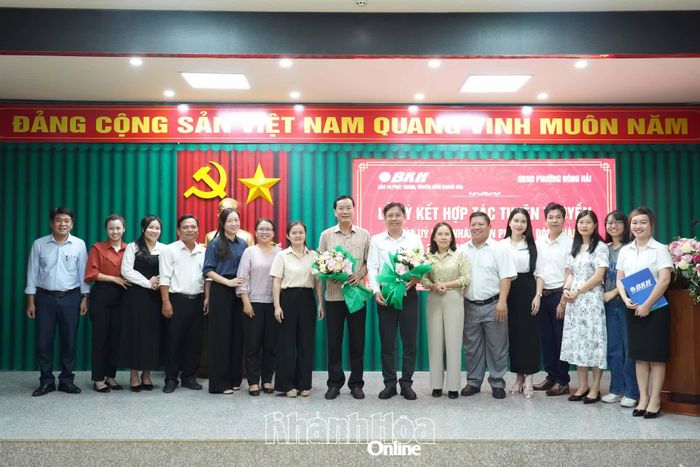 Các đại biểu dự lễ ký kết chụp ảnh lưu niệm. 