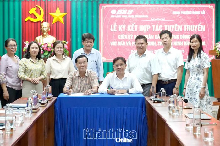 Hai bên thực hiện ký kết.