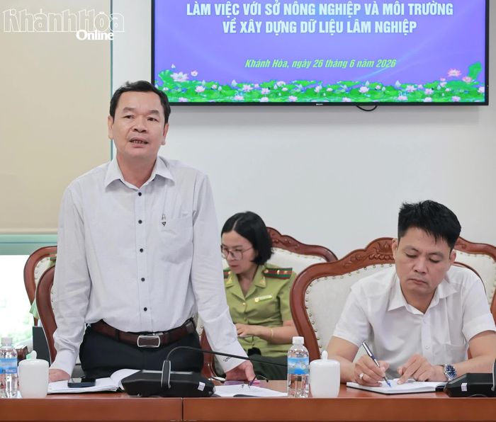 Lãnh đạo Chi cục Kiểm lâm Khánh Hòa phát biểu tại cuộc họp.