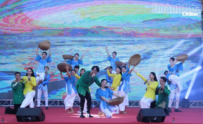 Tiết mục hát múa “Bài ca tôm cá” sôi động khép lại chương trình giao lưu nghệ thuật “Niềm vui gia đình”.