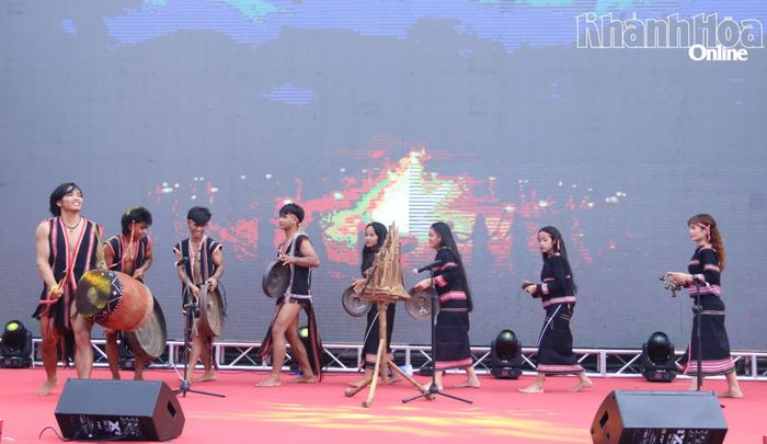 Tiết mục hòa tấu "Ngày mai anh đi".