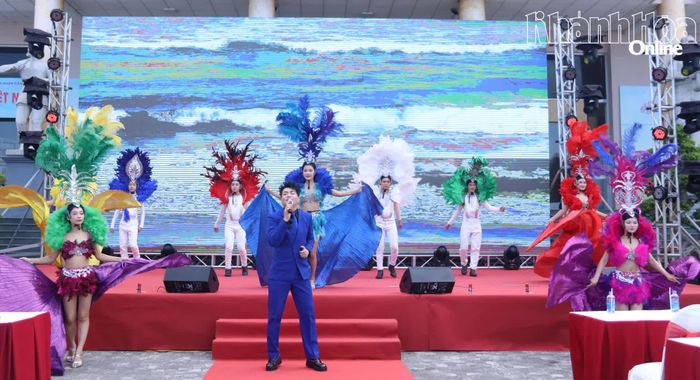 Tiết mục "Vũ điệu trên biển" rực rỡ sắc màu.