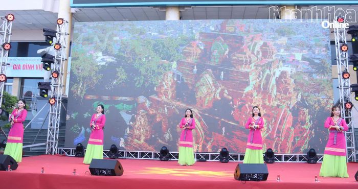 Tốp ca nữ Trung tâm Văn hóa tỉnh Khánh Hòa biểu diễn tiết mục "Chuyện nàng Pô Nagar".
