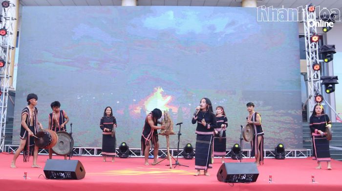 Tiết mục dân ca Jrai "Ru con" do Đội nghệ nhân tỉnh Gia Lai biểu diễn.
