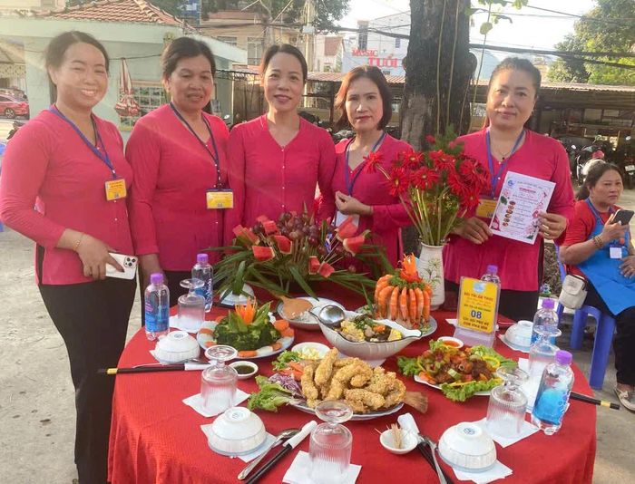 Một mâm cơm gia đình tại hội thi. 