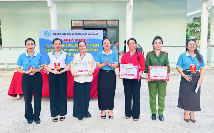 Lãnh đạo Hội Liên hiệp Phụ nữ phường trao giải cho các đội.