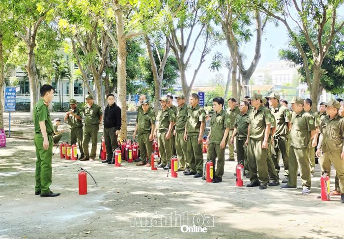Các học viên thực hành sử dụng bình chữa cháy xách tay để dập tắt đám cháy giả định.