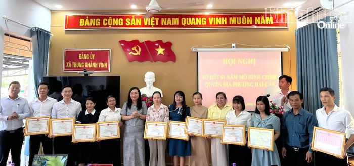 Trao giấy khen cho các cá nhân có thành tích xuất sắc trong triển khai, vận hành mô hình chính quyền địa phương 2 cấp.