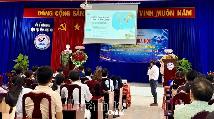 Chuyên gia báo cáo chuyên đề tại hội thảo.