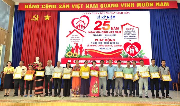 Lãnh đạo xã trao giấy khen cho các gia đình tiêu biểu.