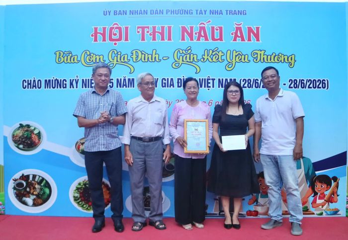 Ông Nguyễn Đình Anh Minh - Chủ tịch UBND phường Tây Nha Trang trao giải thưởng cho đội thi đoạt giải nhất.