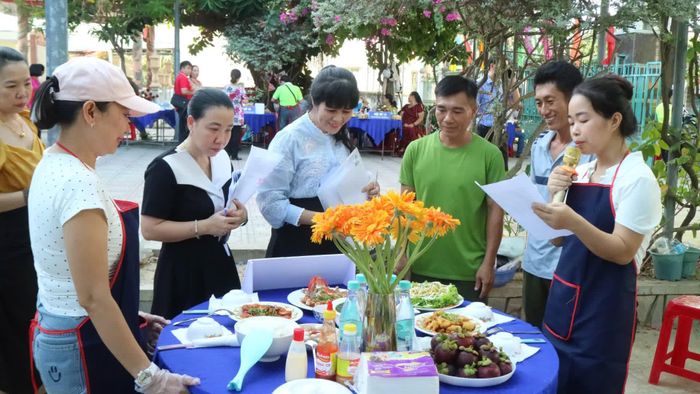 Ban giám khảo chấm thi mâm cơm của 1 đội thi.
