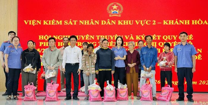 Lãnh đạo 2 đơn vị tặng quà cho người dân có hoàn cảnh khó khăn.