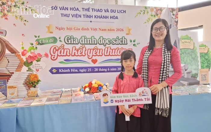 Mẹ và con check-in tại góc đọc sách.