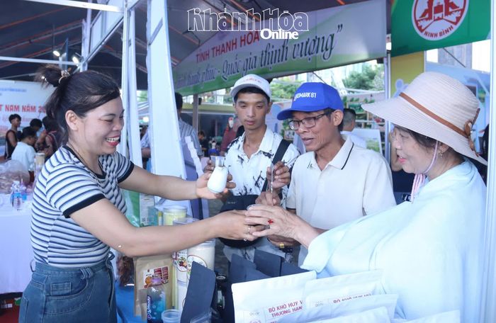 Du khách trải nghiệm sản phẩm tại ngày hội.