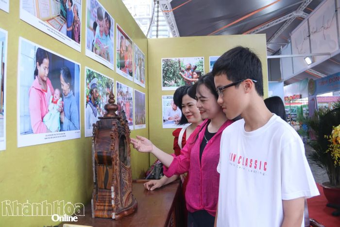 Du khách tham quan tại gian hàng tỉnh Khánh Hòa.