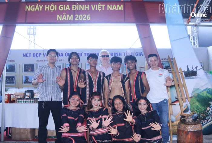 Du khách chụp hình lưu niệm cùng đội nghệ nhân tỉnh Gia Lai.