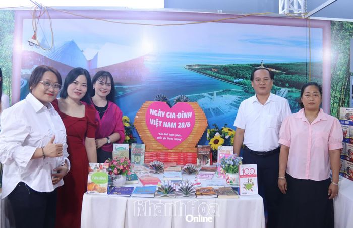 Góc trưng bày sách tại gian hàng tỉnh Cà Mau.