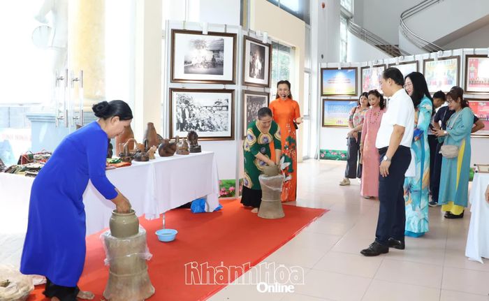 Không gian để người dân, du khách tìm hiểu nghề làm gốm Chăm. Ảnh: VĂN GIANG.