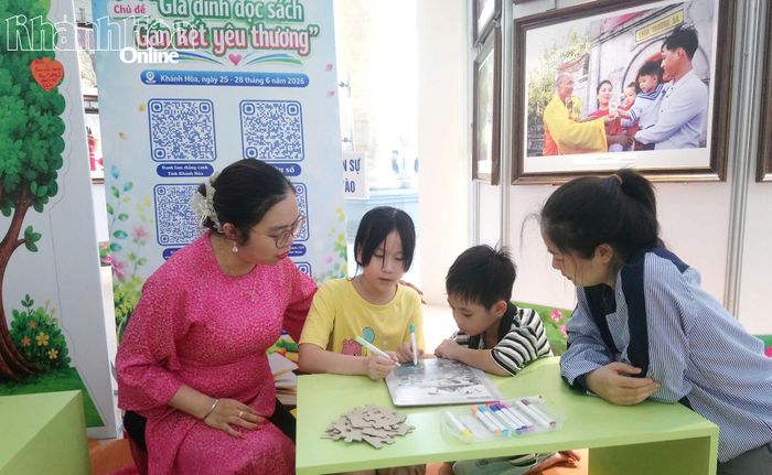 Các em nhỏ tham gia ráp hình tên truyện và tô màu.