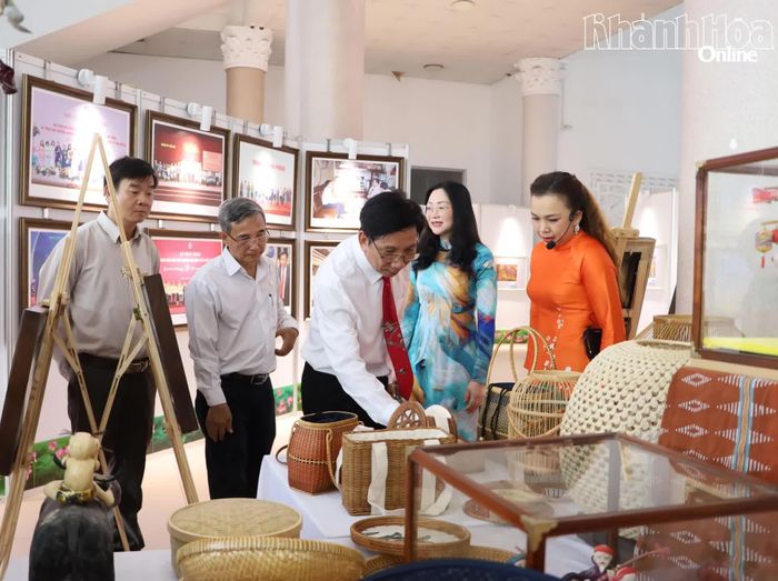 Các đại biểu tìm hiểu, tham quan các sản phẩm của làng nghề. Ảnh: VĂN GIANG.