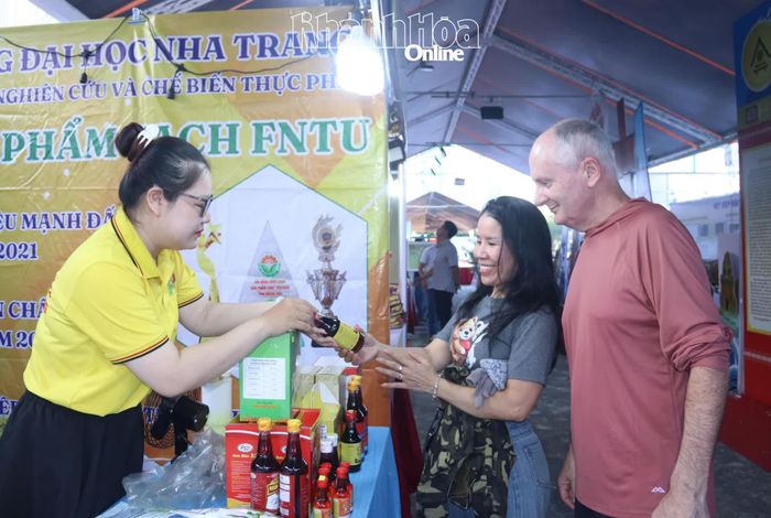 Người dân, du khách mua các sản phẩm được giới thiệu tại các gian hàng.