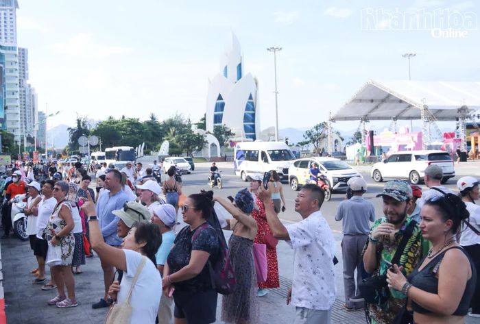 Chương trình văn hóa nghệ thuật thu hút sự quan tâm của nhiều du khách nước ngoài.