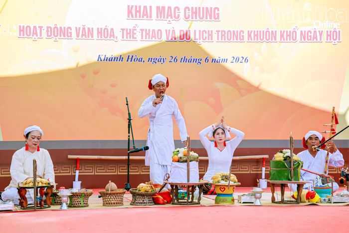 Màn múa cắn lửa trong trình diễn lễ hội phong chức thầy cả hệ phái Kadhar của người Chăm Bàlamôn Bình Thuận.