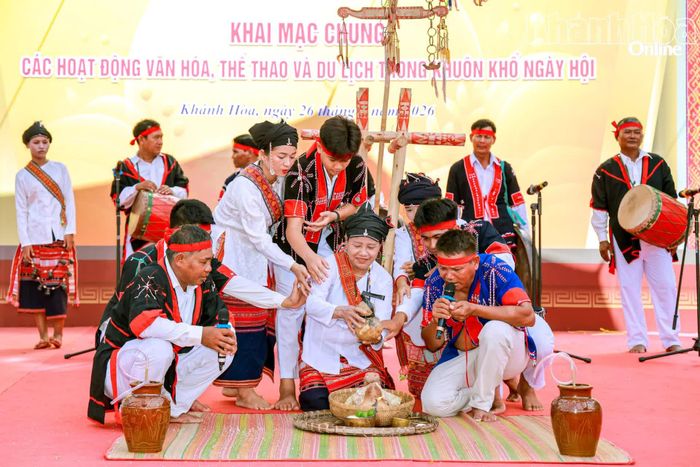 Nghi lễ cúng Thần làng (Quai Yang Chamq) của đoàn nghệ nhân Chăm Hroi đến từ tỉnh Gia Lai.