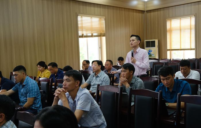 Cán bộ Ngân hàng CSXH tỉnh tập huấn cho hội viên hội nông dân.