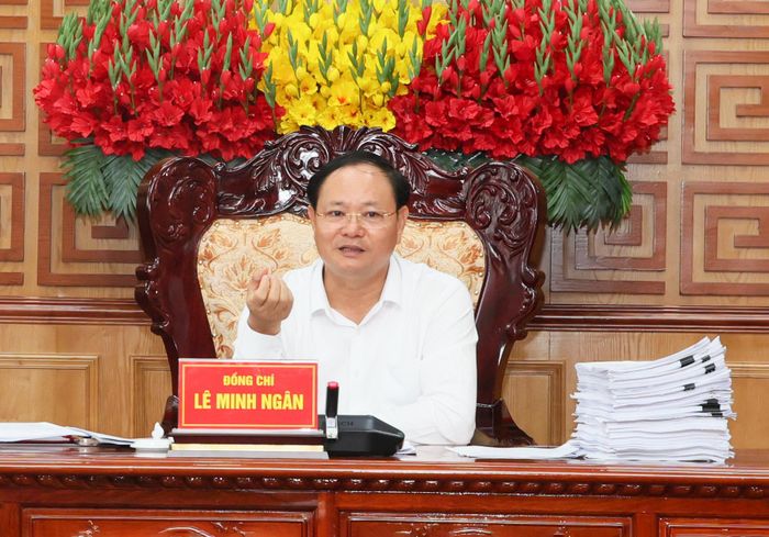 Đồng chí Lê Minh Ngân - Bí thư Tỉnh ủy, Chủ tịch HĐND tỉnh phát biểu kết luận cuộc họp. 